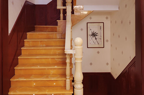 板芙镇中式别墅室内汉白玉石楼梯的定制安装装饰效果